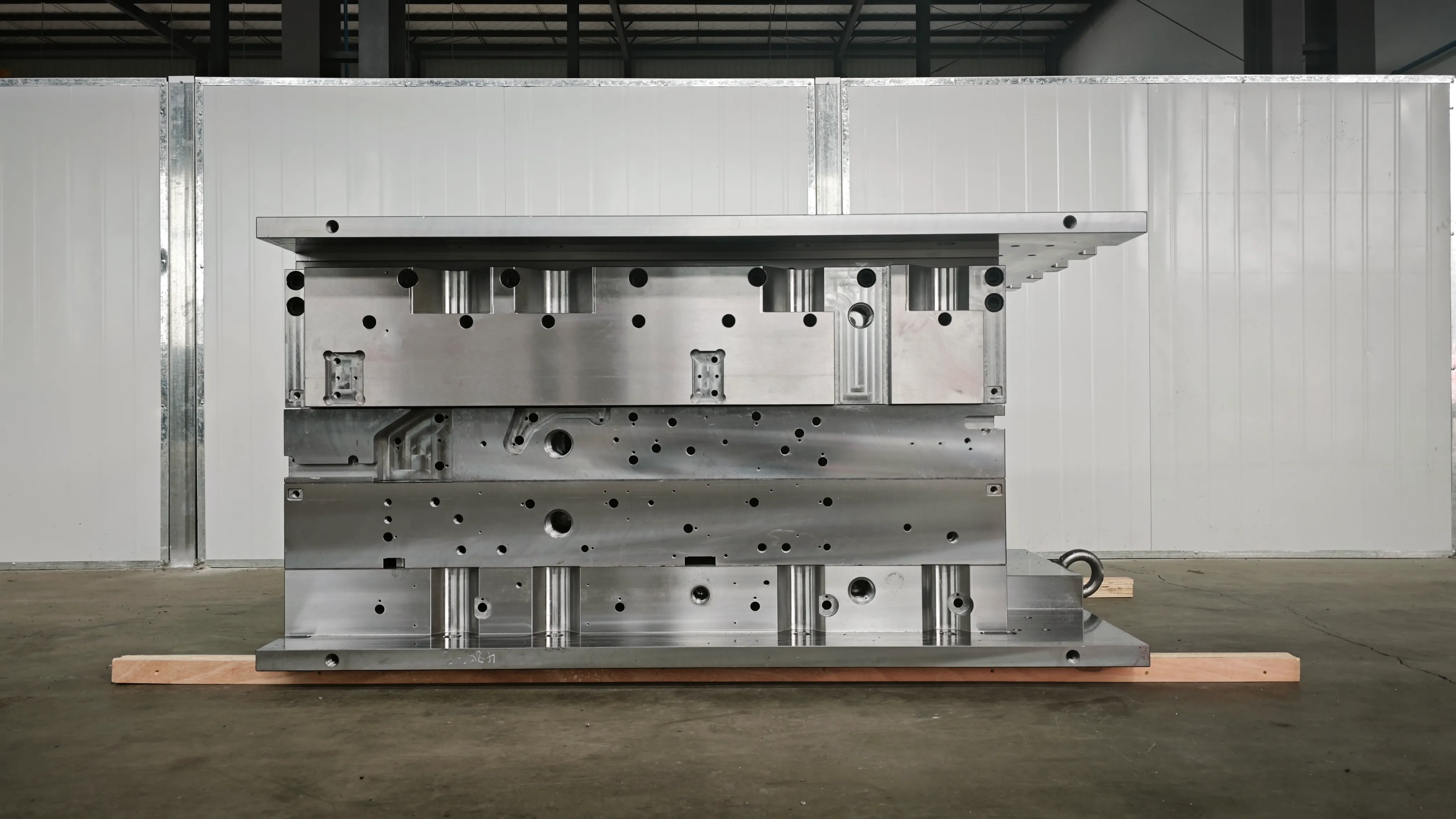 大型射出金型 モールドベース｜非標準構造のカスタム製作